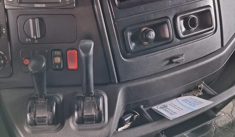 
								Mercedes Benz AXOR 19-330/36 año 2015 6×2 full									